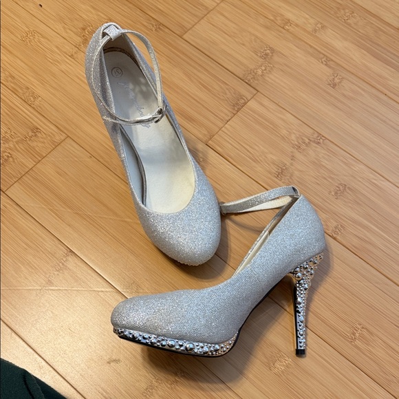 Elegant Silver Glitter Heels with Ankle Strap - Picture 1 of 4